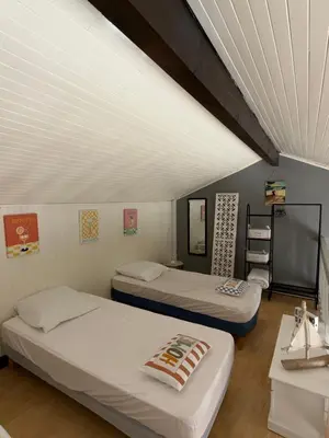 Un ou plusieurs lits dans un hébergement de l'établissement Maison cosy, 100m des plages, wifi, parking privé