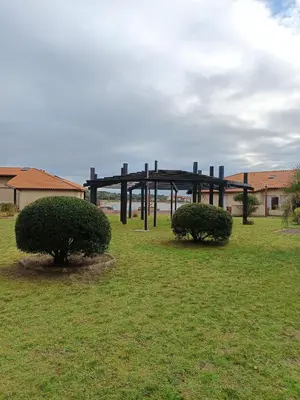 Jardin de l'établissement Appartement face au lac et à deux pas de l'océan