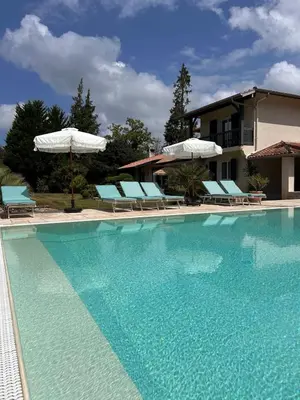 Piscine de l'établissement Superbe villa 300 m2 avec piscine et jacuzzi ou située à proximité
