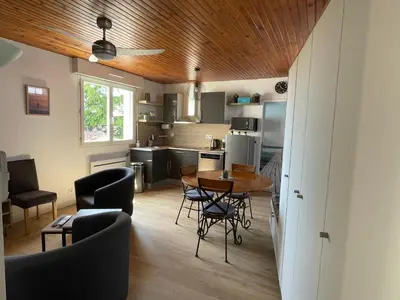 Cuisine ou kitchenette dans l'établissement Bel appartement , 2 chambres, idéalement situé