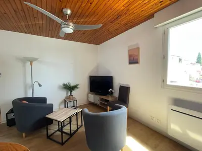Télévision ou salle de divertissement dans l'établissement Bel appartement , 2 chambres, idéalement situé