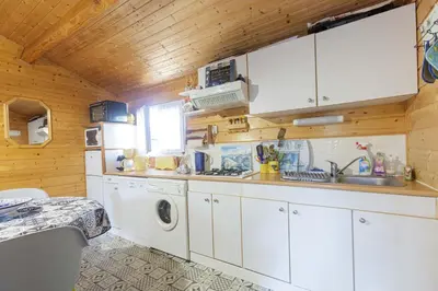 Cuisine ou kitchenette dans l'établissement Chalet 213 en lisière de forêt