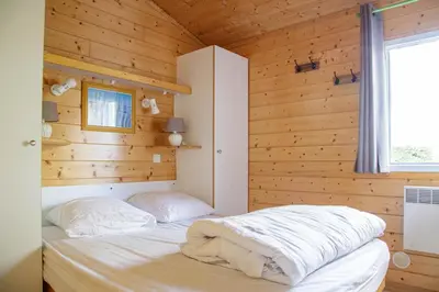 Un ou plusieurs lits dans un hébergement de l'établissement Chalet 213 en lisière de forêt