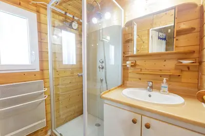 Salle de bains dans l'établissement Chalet 213 en lisière de forêt