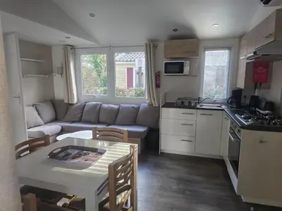 Cuisine ou kitchenette dans l'établissement Mobil home 8 personnes Gastes