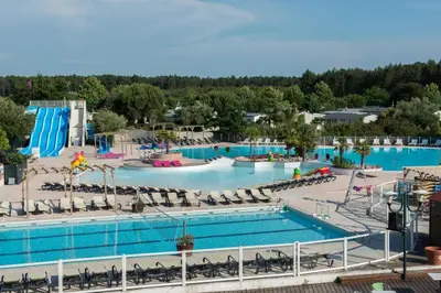 Piscine de l'établissement Mobil-home 565 tout confort camping SIBLU 4 étoiles ou située à proximité