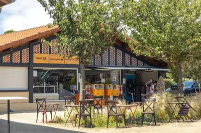 Restaurant ou autre lieu de restauration dans l'établissement Mobil home G107 Camping les VIGNES Lit-et-Mixe