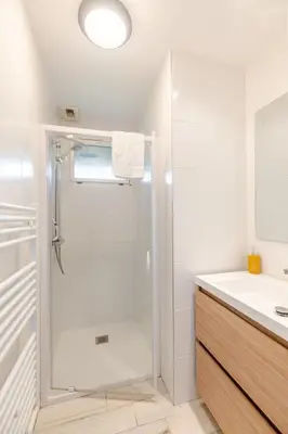 Salle de bains dans l'établissement Villa 105 m proche océan avec piscine et jardin