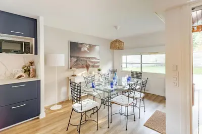 Cuisine ou kitchenette dans l'établissement Villa 105 m proche océan avec piscine et jardin