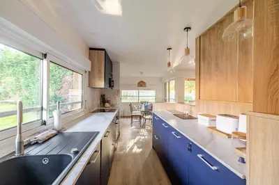 Cuisine ou kitchenette dans l'établissement Villa 105 m proche océan avec piscine et jardin