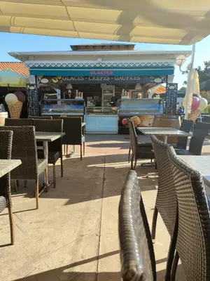 Restaurant ou autre lieu de restauration dans l'établissement Mobil-home climatisé 4 pers 2 chambres