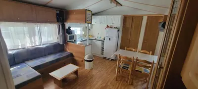 Cuisine ou kitchenette dans l'établissement Mobil-home climatisé 4 pers 2 chambres