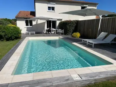 Piscine de l'établissement maison au calme sur le golf avec piscine privée ou située à proximité