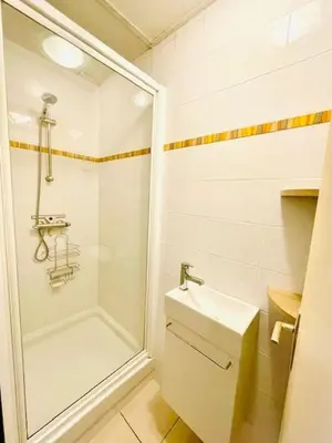 Salle de bains dans l'établissement maison au calme sur le golf avec piscine privée