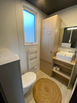Salle de bains dans l'établissement Mobil Home camping La Civelle