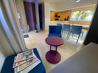 Coin salon dans l'établissement Mobil Home camping La Civelle