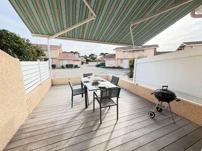 Balcon ou terrasse dans l'établissement Maison rénovée 2023 à 2 pas de l'océan avec terrasse et WIFI - FR-1-831-15