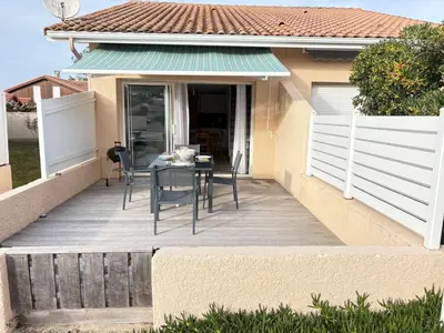 Balcon ou terrasse dans l'établissement Maison rénovée 2023 à 2 pas de l'océan avec terrasse et WIFI - FR-1-831-15
