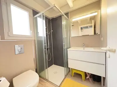 Salle de bains dans l'établissement Maison rénovée 2023 à 2 pas de l'océan avec terrasse et WIFI - FR-1-831-15