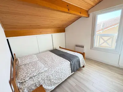 Un ou plusieurs lits dans un hébergement de l'établissement Maison rénovée 2023 à 2 pas de l'océan avec terrasse et WIFI - FR-1-831-15