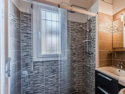 Salle de bains dans l'établissement Charmant appartement 4 pers, parking, Wi-Fi, proche océan - FR-1-521-263