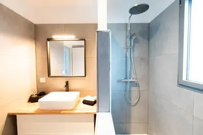 Salle de bains dans l'établissement La La Lande - Hossegor - piscine