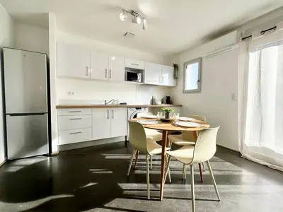Cuisine ou kitchenette dans l'établissement Le Grenat