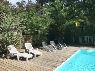Piscine de l'établissement Ravissante villa tout bois avec piscine chauffée ou située à proximité