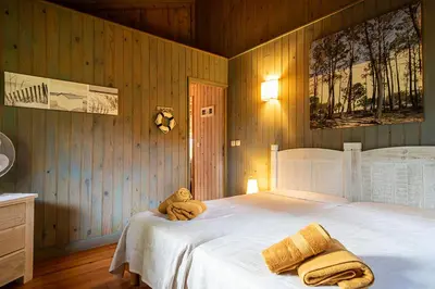 Un ou plusieurs lits dans un hébergement de l'établissement Ravissante villa tout bois avec piscine chauffée