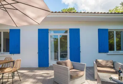 Coin salon dans l'établissement Villa sous les pins, havre de paix au Pyla