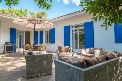Coin salon dans l'établissement Villa sous les pins, havre de paix au Pyla