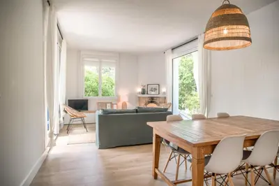 Coin salon dans l'établissement Villa sous les pins, havre de paix au Pyla