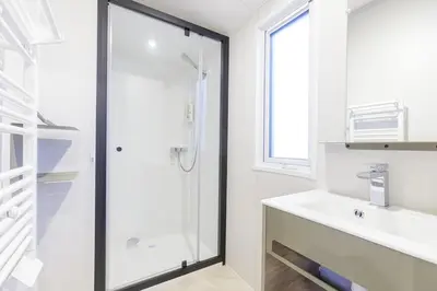 Salle de bains dans l'établissement Mobil home 408 tout confort