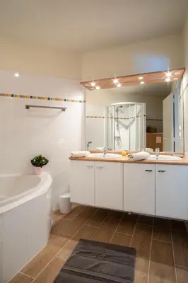 Salle de bains dans l'établissement Demeure d'exception sur le Golf De Biscarrosse avec piscine chauffée