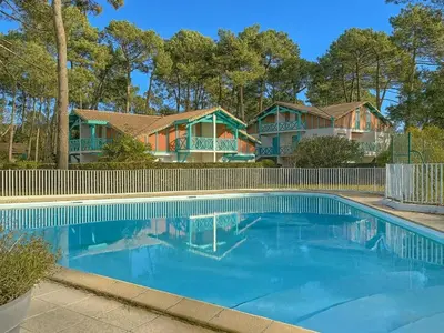 Piscine de l'établissement Appartement T2 avec terrasse et jardin privatif - FR-1-379-185 ou située à proximité