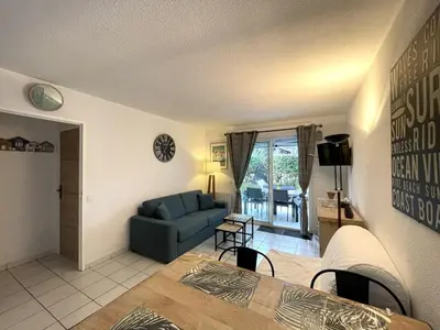 Coin salon dans l'établissement Appartement T2 avec terrasse et jardin privatif - FR-1-379-185