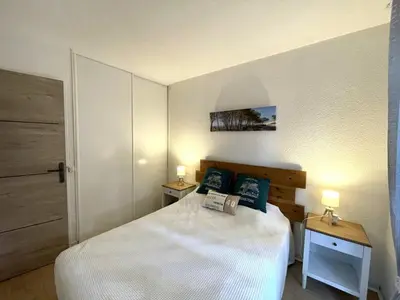 Un ou plusieurs lits dans un hébergement de l'établissement Appartement T2 avec terrasse et jardin privatif - FR-1-379-185