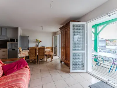 Cuisine ou kitchenette dans l'établissement Appartement charmant avec piscine au 1er étage, proche centre et lac, 4 personnes - FR-1-521-265
