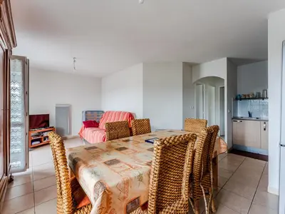 Cuisine ou kitchenette dans l'établissement Appartement charmant avec piscine au 1er étage, proche centre et lac, 4 personnes - FR-1-521-265