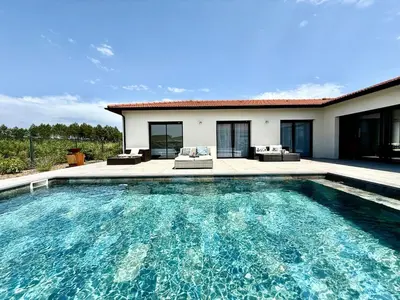 Piscine de l'établissement Villa Aurora Piscine 7 personnes ou située à proximité