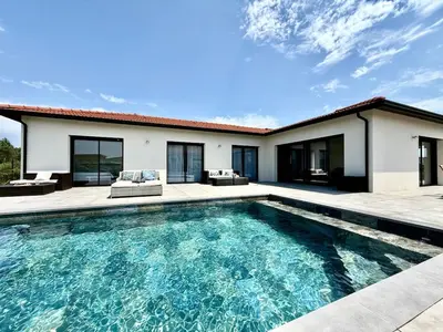 Piscine de l'établissement Villa Aurora Piscine 7 personnes ou située à proximité