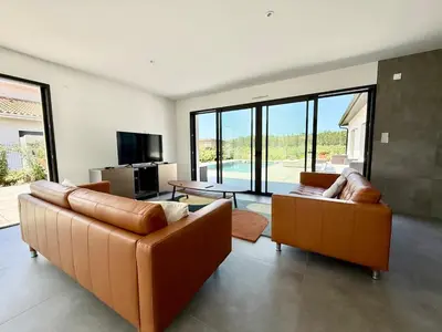 Télévision ou salle de divertissement dans l'établissement Villa Aurora Piscine 7 personnes
