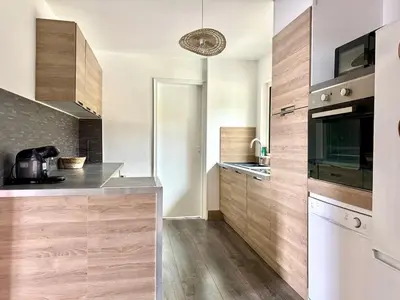 Cuisine ou kitchenette dans l'établissement Maison de vacances idéalement située 6pers