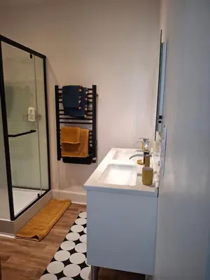 Salle de bains dans l'établissement La maison de Lau