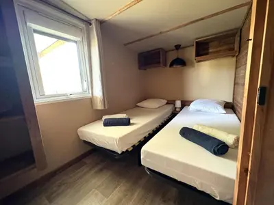 Un ou plusieurs lits dans un hébergement de l'établissement Chalet moderne piscine commune activités dans le domaine