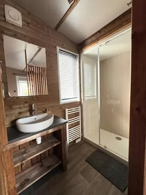 Salle de bains dans l'établissement Chalet moderne piscine commune activités dans le domaine