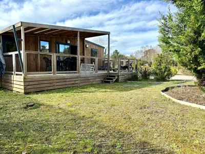 Jardin de l'établissement Chalet moderne piscine commune activités dans le domaine