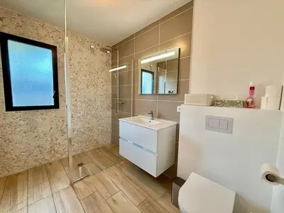 Salle de bains dans l'établissement Villa Paloma piscine chauffée 8 pers