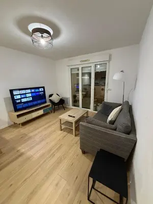 Télévision ou salle de divertissement dans l'établissement T2 Cozy entre plage et lac