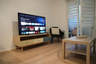 Télévision ou salle de divertissement dans l'établissement T2 Cozy entre plage et lac